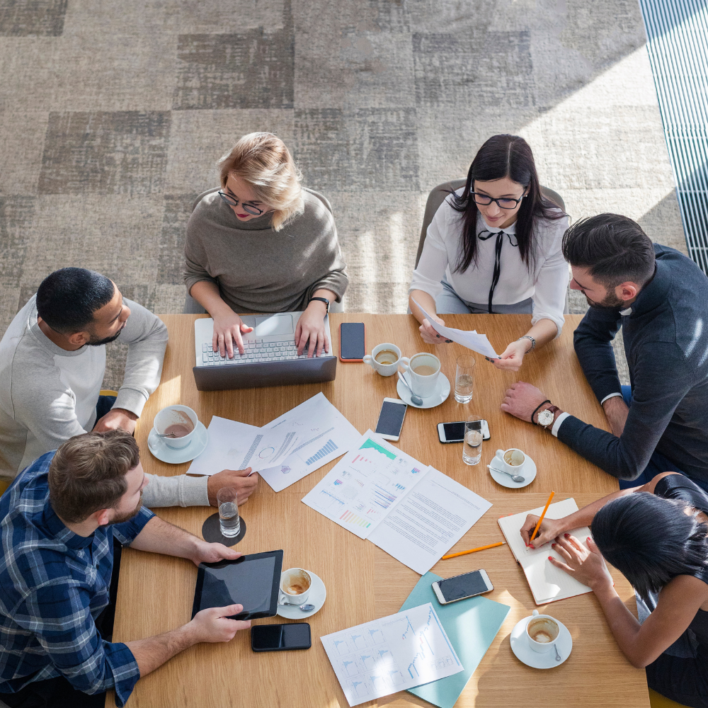 Equipo ejecutivo en sesión de capacitación corporativa de Evolutify Academy